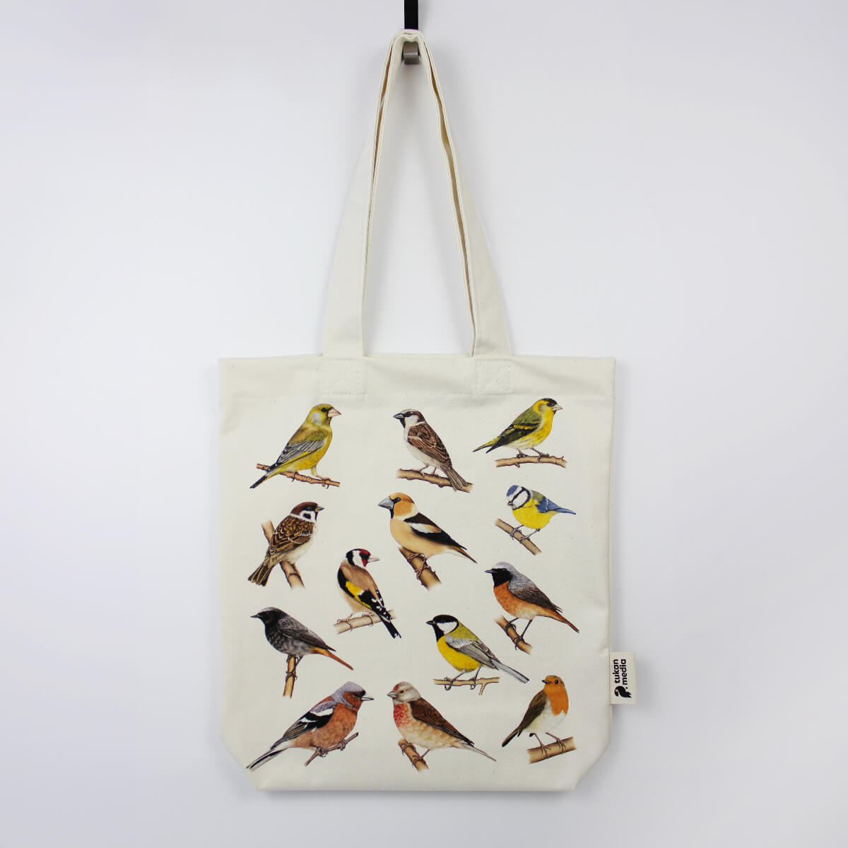 Bawełniana torby z ilustracjami 13 ptaków. Dzwoniec, wróbel, czyż, mazurek, szczygieł, grubodziób, modraszka, kopciuszek, pleszka, bogatka, zięba, makolągwa, rudzik. Widok z przodu