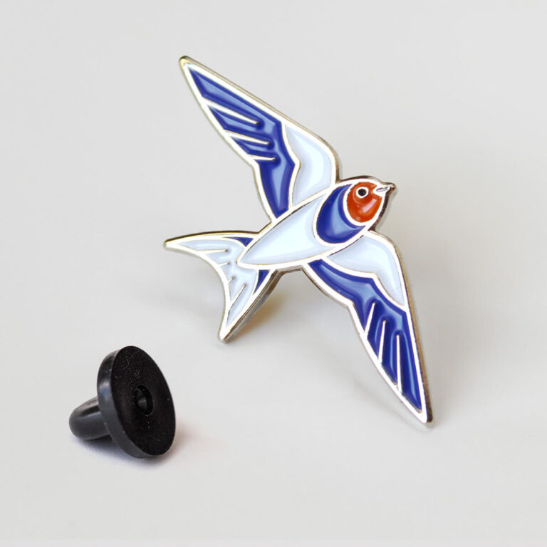 pin metalowy ptak jaskółka dymówka Tukan Media