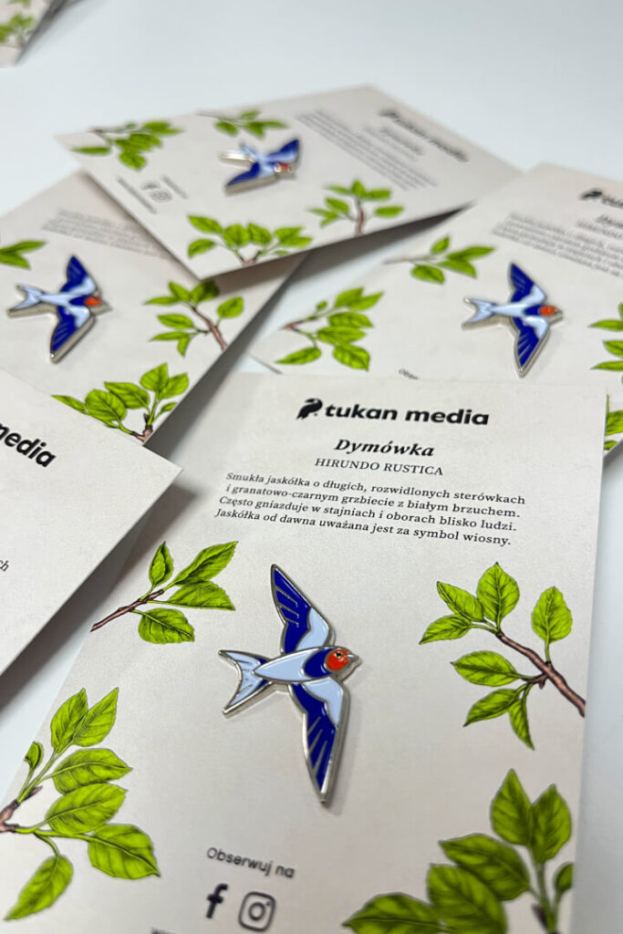 Przypinki z jaskółką Tukan Media