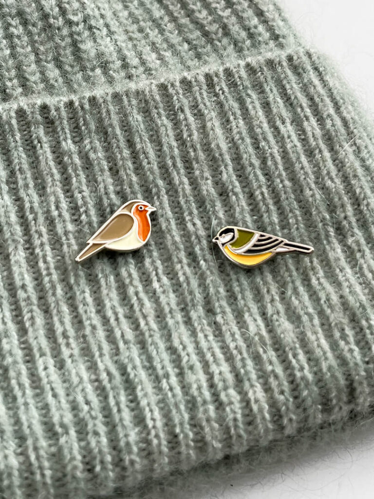 Przypinki na czapce rudzik i bogatka Tukan Media
