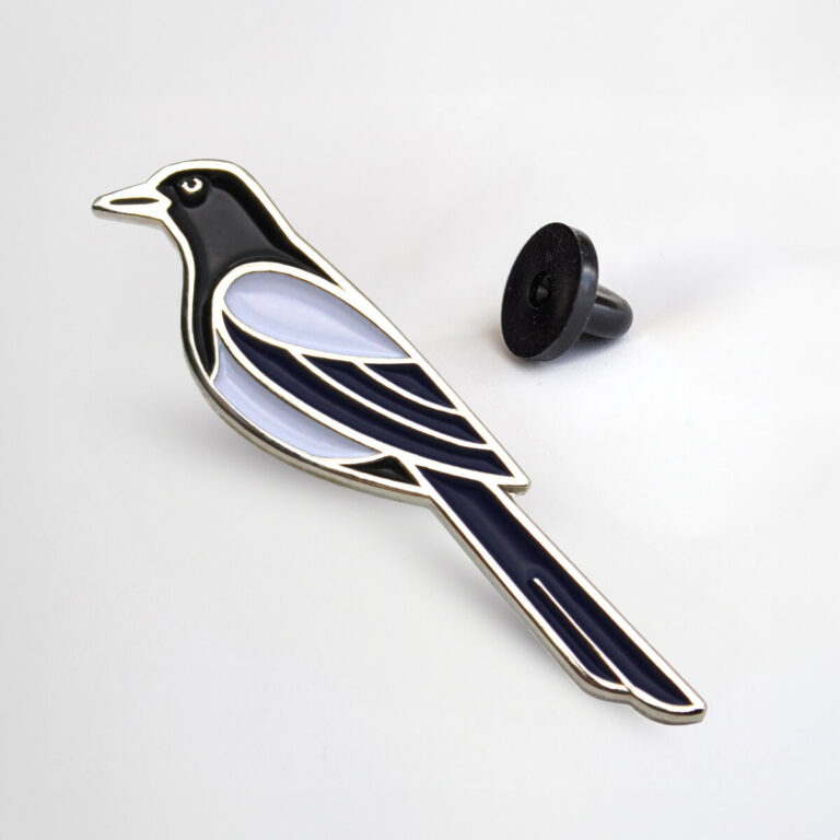 pin metalowy ptak sroka Tukan Media