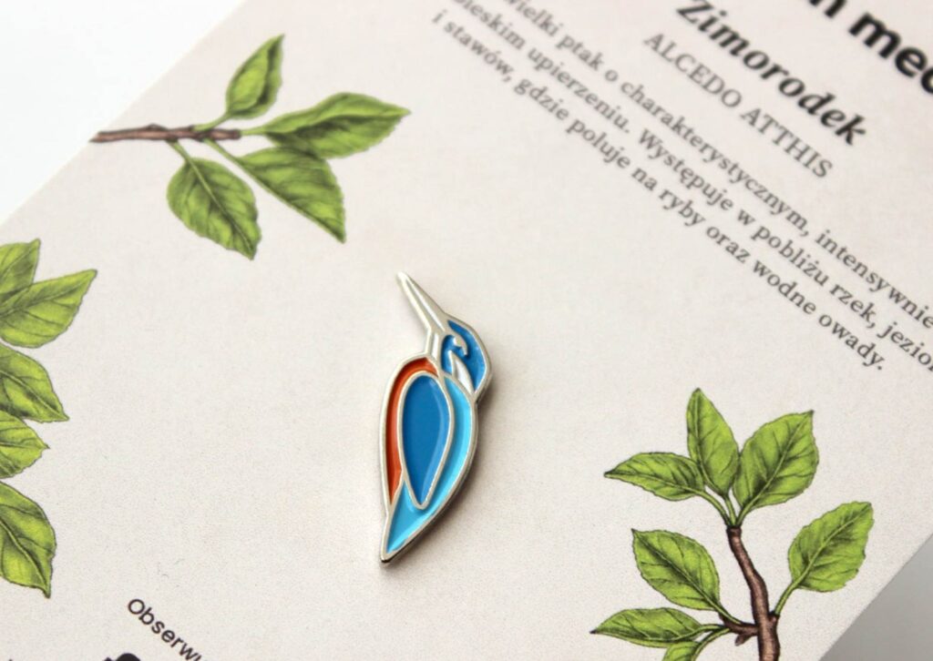metalowy emaliowany pin z zimorodkiem