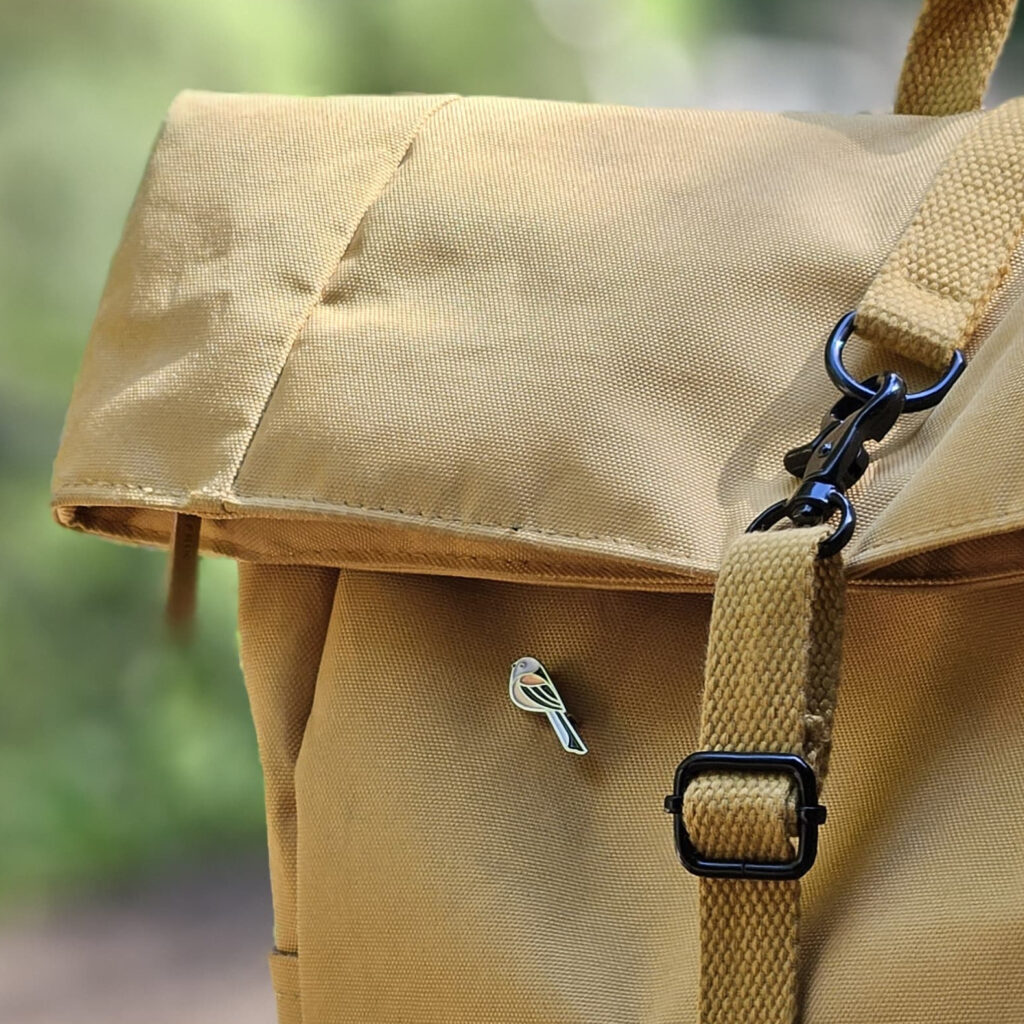 personalizacja plecaka metalowym pinem